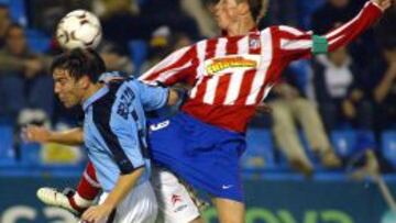 PELEA. Berizzo y Torres luchan por un balón en 2003.