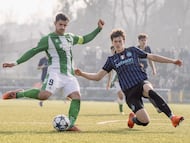 Rodrigo Marina, ante un rival.