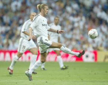 Temporada 03/04. El Real Madrid vuelve a abrir la Liga, esta vez contra el Betis un 30 de agosto del 2003. En imagen, Beckham controla el balón.