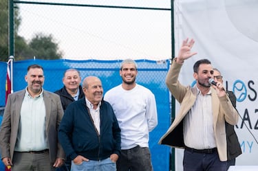 Carlos Alcaraz compartió esta distinción con los chicos y chicas del club, acompañado por el presidente y por su padre.