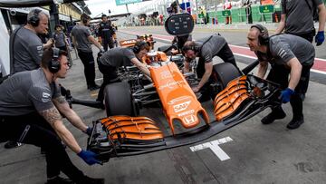 MLB65 MELBOURNE (AUSTRALIA) 24/03/2017.- Mecánicos del equipo de Fórmula Uno McLaren trabajan en el monoplaza del piloto belga Stoffel Vandoorme durante la sesión de entrenamientos libres celebrada en el circuito de Albert Park hoy, 24 de marzo de 2017, en preparación para el Gran Premio de Australia. EFE/Srdjan Suki
PUBLICADA 25/03/17 NA MA29 4COL