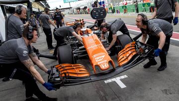 MLB65 MELBOURNE (AUSTRALIA) 24/03/2017.- Mec&aacute;nicos del equipo de F&oacute;rmula Uno McLaren trabajan en el monoplaza del piloto belga Stoffel Vandoorme durante la sesi&oacute;n de entrenamientos libres celebrada en el circuito de Albert Park hoy, 24 de marzo de 2017, en preparaci&oacute;n para el Gran Premio de Australia. EFE/Srdjan Suki
 PUBLICADA 25/03/17 NA MA29 4COL