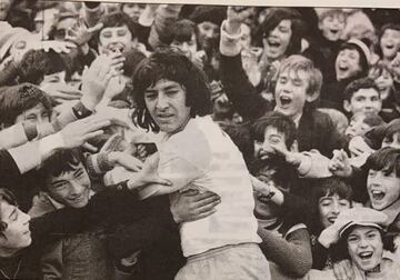 El gran Nino Arrúa, celebrando uno de sus goles con un grupo de jóvenes zaragocistas de localidad de Infantil. El paraguayo intentó forzar sin éxito su traspaso al Boca Juniors.