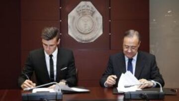Bale, en el momento de firmar su contrato con el Real Madrid.