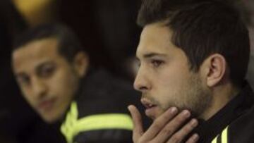 Jordi Alba, con Thiago de fondo.