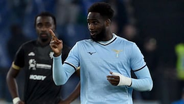 Boulaye Dia celebra un gol con la Lazio en la Serie A.