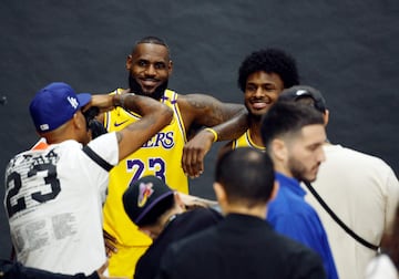 LeBron James y Bronny James Jr. durante el Media Day de Los Angeles Lakers.