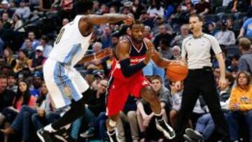 Emmanuel Mudiay trata de frenar el ataque de John Wall.
