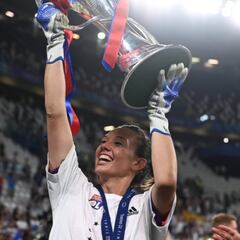 Tiane Endler es figura, suma otro título y el Lyon hace historia