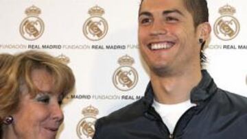 Esperanza Aguire, en un acto junto a Cristiano y Florentino.