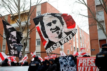 En su comunicado oficial, LaLiga asegura que el Rayo ha realizado “importantes esfuerzos” a lo largo de la semana llevando a cabo un cambio completo del césped, pero que las lluvias ininterrumpidas que han caído sobre la capital a lo largo de la semana han impedido que este estuviera en las condiciones necesarias para poder disputar el encuentro. 