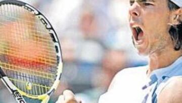 <b>OTRA VEZ FINALISTA. </b>Nadal festeja uno de sus puntos vencedores ante Djokovic en las semifinales de ayer en Wimbledon. Le espera Federer en la segunda final consecutiva. entre ambos. .