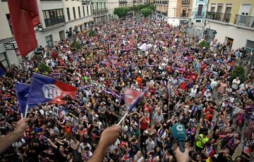 Aficionados y jugadores celebran el ascenso a segunda división por las calles de Elda.