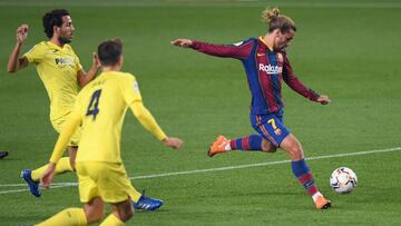 Barcelona&#039;s French forward Antoine Griezmann (R) runs with the ball during the Spanish league football match FC Barcelona against Villarreal CF at the Camp Nou stadium in Barcelona on September 27, 2020. (Photo by Josep LAGO / AFP)
