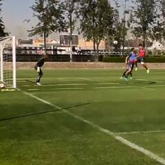 El gol 'a lo Zamorano' de Bolados en la práctica alba