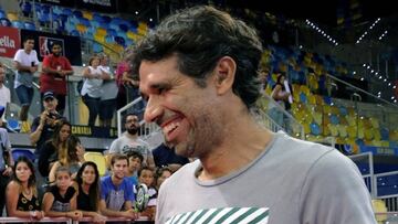 GRA091. LAS PALMAS DE GRAN CANARIA, 31/07/2016.- El jugador Fernando Belasteguín (i) y el ex jugador de futbol, Juan Carlos Valerón, charlan después de que Valeron bajara a la pista a para dar la enhorabuena a Belasteguín por su victoria en la final del Abierto de Gran Canaria, de la primera edición del Circuito Mundial de Pádel, contra los jugadores Francisco Navarro y Carlos D. Gutierréz. EFE/Ángel Medina G.