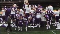 Minnesota Vikings cambiando su uniforme en la banda en 1964.