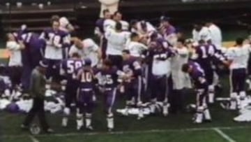 Minnesota Vikings cambiando su uniforme en la banda en 1964.