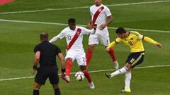 James y Macnelly Torres en el mediocampo ante Perú