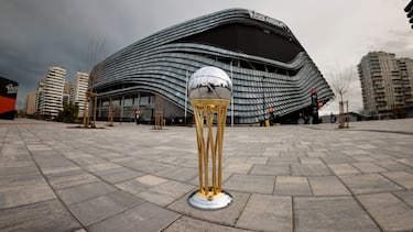 El trofeo de la Copa del Rey recorre los lugares emblemáticos de Valencia. En la imagen, con el Roig Arena al fondo, sede de esta edición.