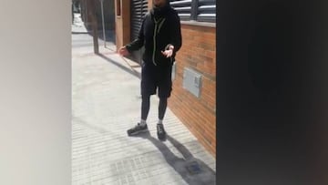 "Un perro invisible": lo pillan paseando en plena cuarentena y le dice esto a un policía