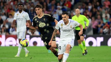 MADRID, 22/04/2023.- El centrocampista del Real Madrid, Dani Ceballos (d), con el balón ante el jugador del Celta, Gabriel Veiga, durante el partido de la jornada 30 de Liga que Real Madrid y Celta de Vigo disputan este sábado en el estadio Santiago Bernabéu, en Madrid. EFE/Zipi Aragón.
