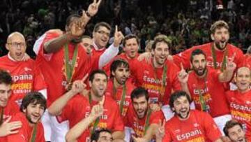 <b>RECONOCIDOS. </b>Los jugadores de la Selección celebran el título conseguido en el Europeo de Lituania.