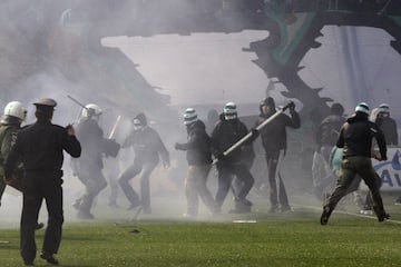 Los ultras del Panathinaikos invaden el campo y se enfrentan a la policía antes del partido de liga contra el Olympiacos.