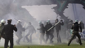 Los ultras del Panathinaikos invaden el campo y se enfrentan a la policía antes del partido de liga contra el Olympiacos.