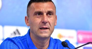 Masked attackers break Dinamo Zagreb coach's arm