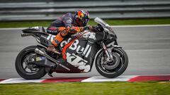 Pol Espargar&oacute; con la KTM durante el test de Sepang.