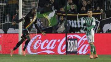 Manucho celebra el gol del empate con el Betis en el Villamarín ante la mirada de Rubén Castro.