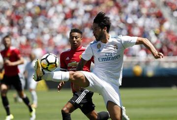 Isco controls the ball against Manchester United