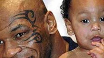 <b>SU LADO MÁS AMABLE.</B> El púgil estadounidense se hace más cercano cuando está con su hijo Miguel.