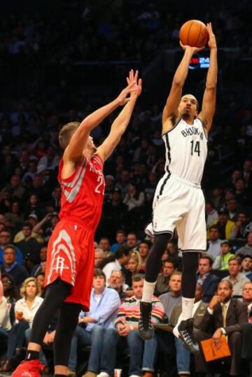 Shaun Livingston se levanta ante Chandler Parsons.