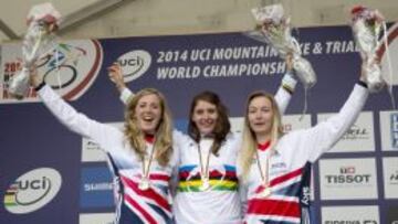 Manon Carpenter celebra el oro mundial escoltada por sus compatriotas