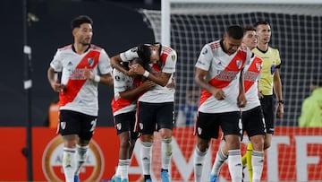 AMDEP9458. BUENOS AIRES (ARGENTINA), 13/04/2022.- Nicolás de la Cruz (2-i) de River celebra un gol hoy, en un partido de la Copa Libertadores entre River Plate y Fortaleza en el estadio Monumental en Buenos Aires (Argentina). EFE/Juan Ignacio Roncoroni