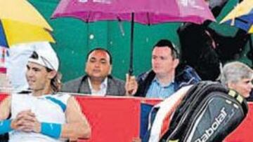 <b>EXHIBICIÓN LLUVIOSA. </b>Nadal jugó ayer frente a Carlos Moyá en el Hurlingham Club de Londres.