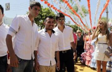 Fazio, Medel, Perotti jugadores del Sevilla FC pasearon fotografiándose con seguidores en la Feria de Abril
