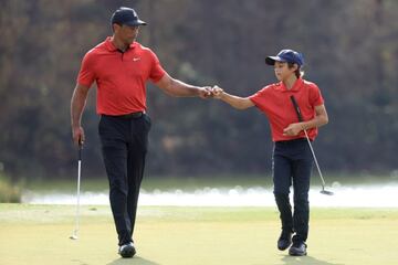 Tiger Woods y su hijo Charlie, en el PNC.