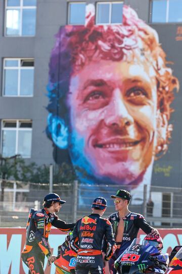 Fabio Quartararo, Pedro Acosta y Remy Gardner en el podio del GP de Valencia y tras ellos el mural de Valentino Rossi. 