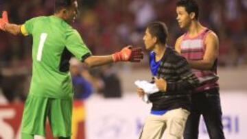 KEYLORMANÍA. Keylor firmó autógrafos a dos espontáneos durante el partido del jueves ante Sudáfrica.