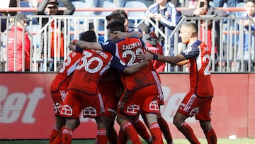 Futbol, Huachipato vs Universidad de Chile.
Decimosexta fecha, campeonato Nacional 2023.
El jugador de Universidad de Chile Lucas Assadi, centro celebra con sus companeros su gol contra Huachipato durante el partido de primera division disputado en el estadio CAP de Talcahuano, Chile.
08/07/2023
Eduardo Fortes/Photosport
Football, Huachipato vs Universidad de Chile.
16th date, 2023 National Championship.
Universidad de Chile player Lucas Assadi, center, celebrates with teammates after scoring against Huachipato during the first division match held at the CAP stadium in Talcahuano, Chile.
08/07/2023
Eduardo Fortes/Photosport