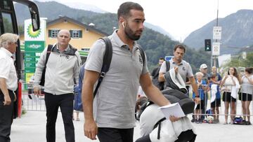 Dani Carvajal, a la llegada del Real Madrid al hotel de concentraci&oacute;n en Salzburgo.