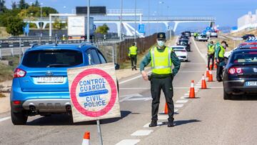 Un agente de la Guardia Civil vigila durante un control efectuado en kil&oacute;metro 19 de la A-6, en Madrid, (Espa&ntilde;a), a 10 de octubre de 2020. Este control, y otros realizados durante el d&iacute;a de hoy en la capital, se produce un d&iacute;a 