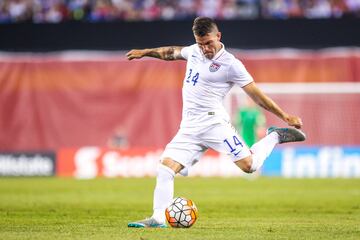 Nacido en Texas, posee ambas nacionalidades, mexicana y estadounidense. Nunca fue considerado por el ‘Tri’, por lo que representa a US Soccer.