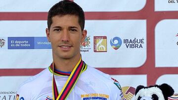 El patinador español Ioseba Fernández posa con la medalla de oro de los 100 metros esprint en los Mundiales de Patinaje de Velocidad de Ibagué, Colombia.