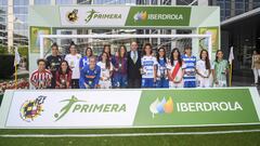 Las jugadoras de la Primera Iberdrola con el presidente de la compa&ntilde;&iacute;a energ&eacute;tica. 