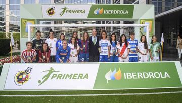 Las jugadoras de la Primera Iberdrola con el presidente de la compa&ntilde;&iacute;a energ&eacute;tica. 