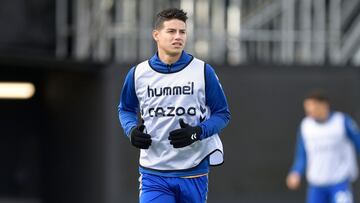 James Rodríguez, volante del Everton de Inglaterra, volvió a tener un problema en la pantorrilla y no pudo jugar ante el Aston Villa por la Premier League